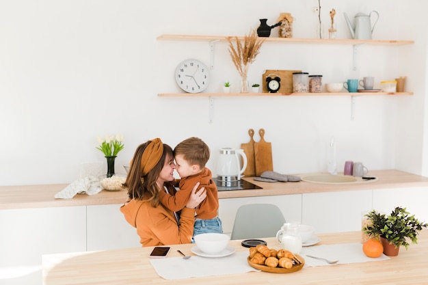 Moment van liefde met moeder en zoon