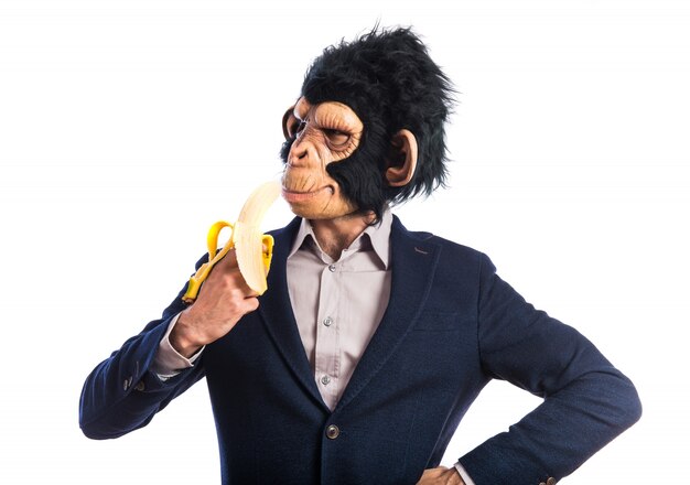 Monkey man die een banaan eet