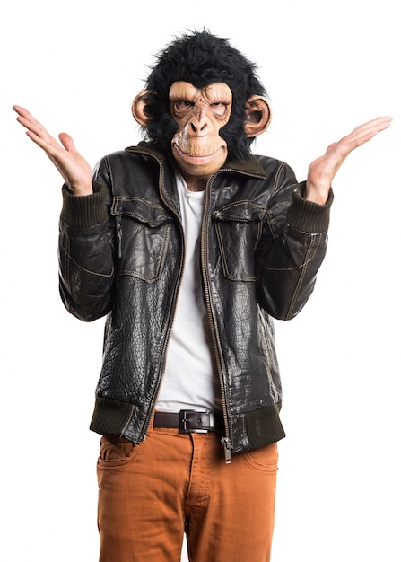 Gratis foto monkey man doet verrassingsgebaar