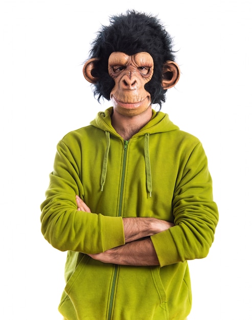 Monkey man met zijn armen gekruist