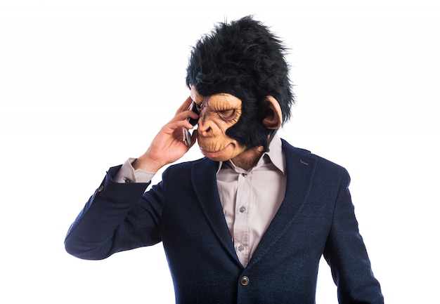 Gratis foto monkey man praten met mobiel