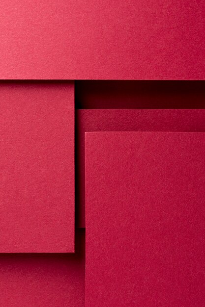 Monochromatisch stilleven arrangement met rood papier