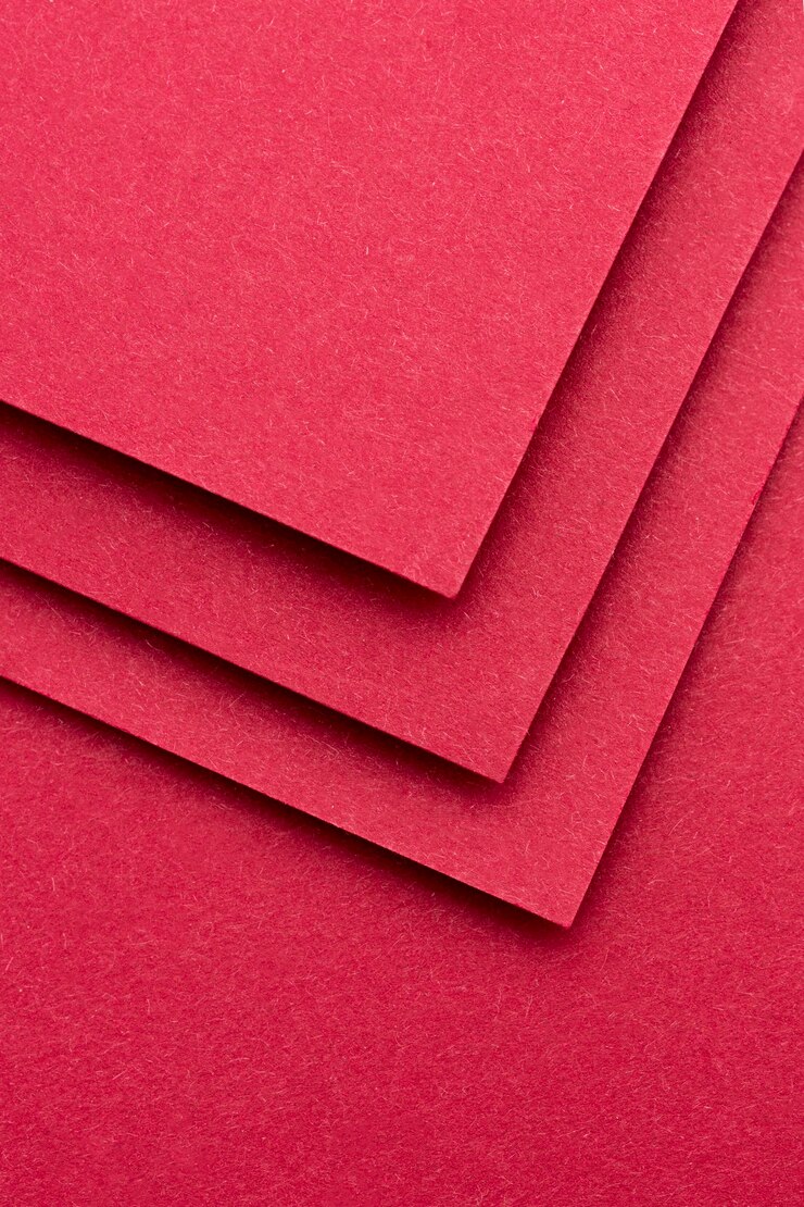 Gratis Foto monochromatisch stilleven arrangement met rood papier