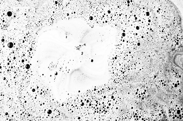 Monochromatische badbommen in water