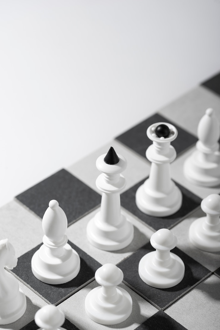 Gratis Foto monochroom schaakstukken met spelbord