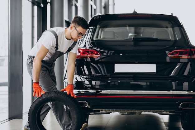 Monteur banden wisselen in een autoservice