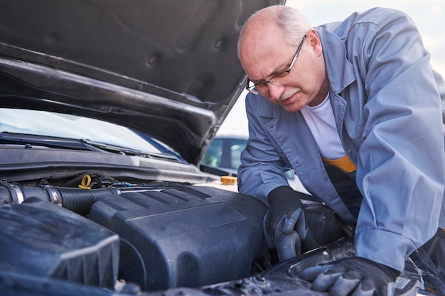 Monteur die een auto controleert