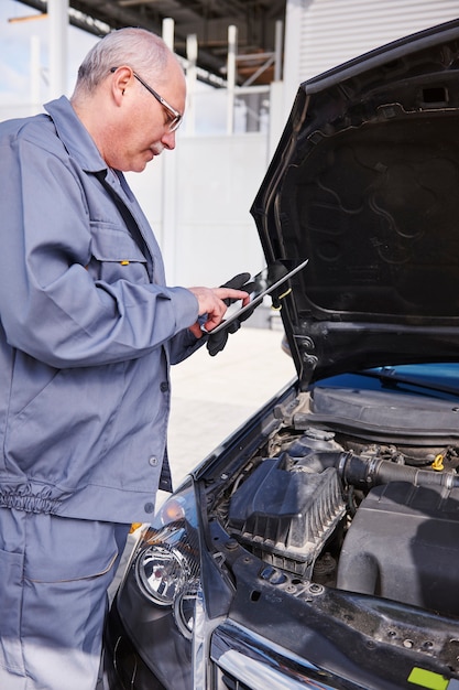 Monteur die een auto controleert