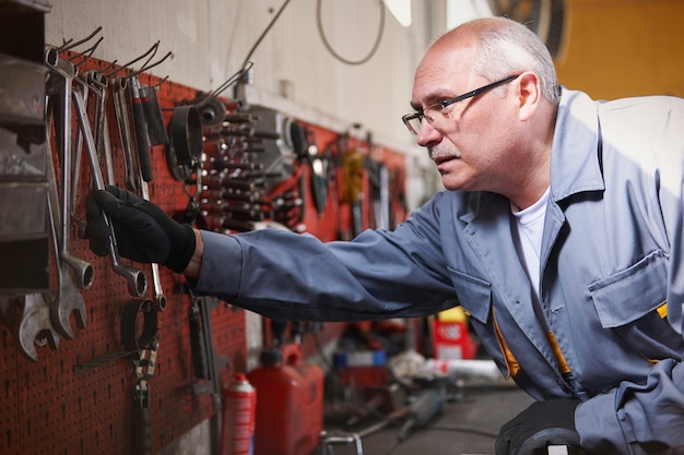 Monteur met tools in een werkplaats