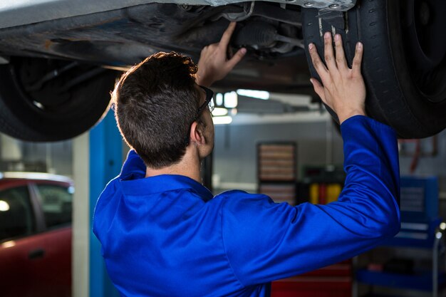 Monteur onderhoud van een auto