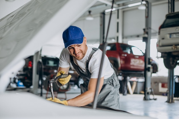 Monteur reparatie auto bij auto tankstation