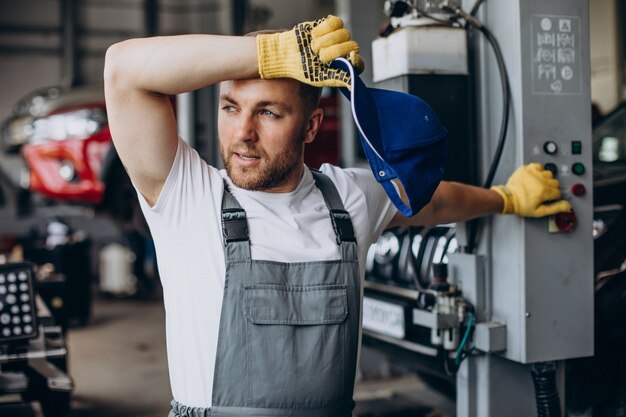 Monteur reparatie auto bij auto tankstation