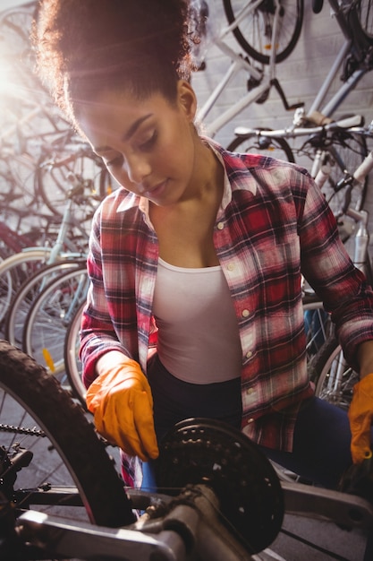 Monteur repareren van een fiets