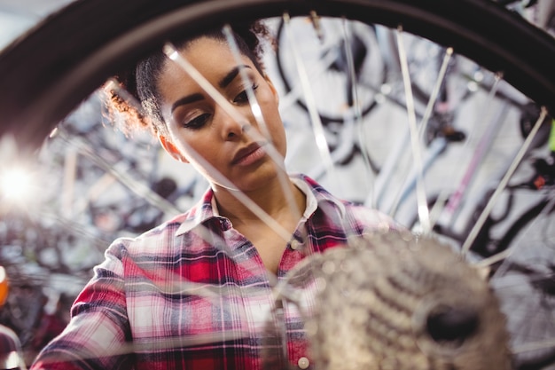 Gratis foto monteur repareren van een fiets