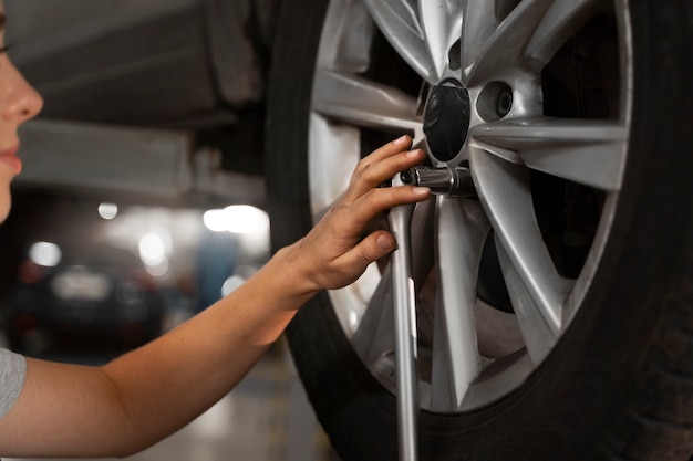 Monteur werkt in de winkel aan een auto