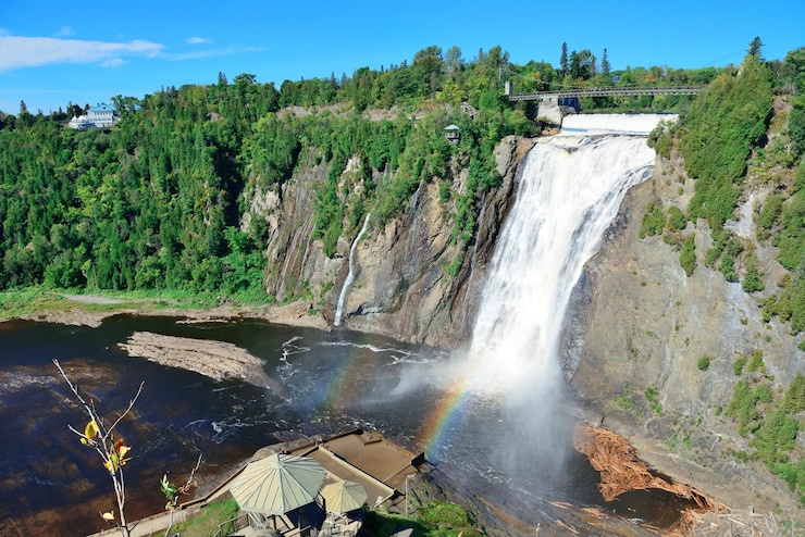 Gratis Foto montmorency falls met regenboog en blauwe lucht in de buurt van quebec city.