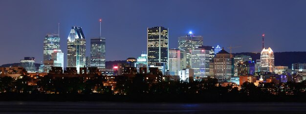 Montreal over rivier in de schemering