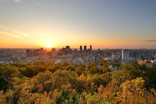 Montreal zonsopgang gezien vanaf Mont Royal met de skyline van de stad in de ochtend