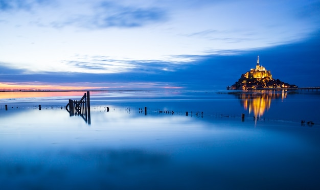 Montsaintmichel zonsondergang met diepblauw water en heldere reflecties normandië frankrijk
