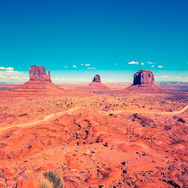 Monument Valley onder blauwe hemel, USA.