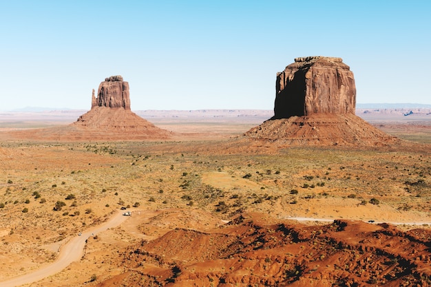 Monumentenvallei met een duidelijke hemel in Utah