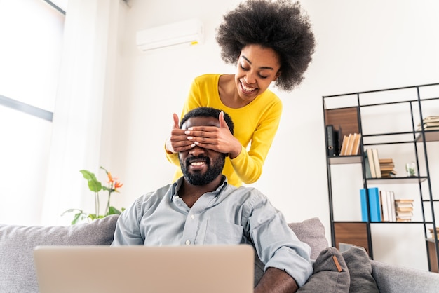 Mooi afro-amerikaans echtpaar dat op een computerlaptop werkt - modern paar dat online winkelt