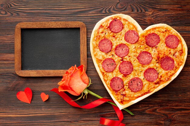 Mooi arrangement voor Valentijnsdag diner met schoolbord
