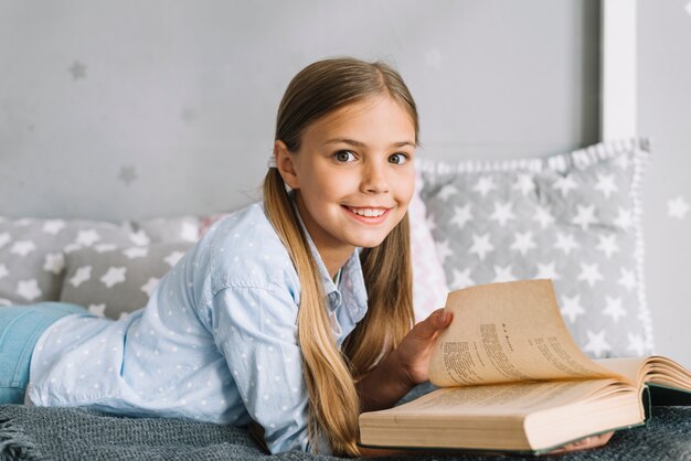 Mooi blij meisje poseren met een boek