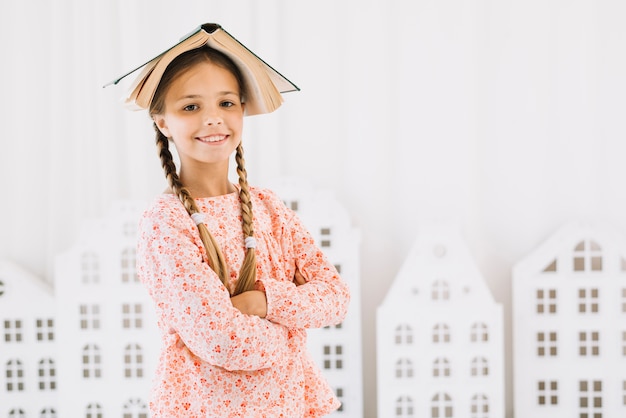 Gratis foto mooi blij meisje poseren met een boek