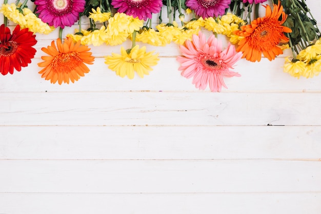 Gratis foto mooi bloemenassortiment op tafel