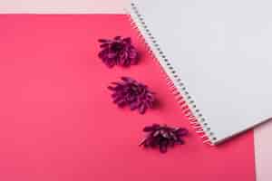 Gratis foto mooi bloemenconcept met modern notitieboekje
