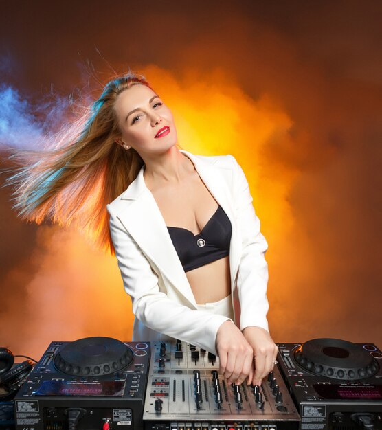 Mooi blond DJ-meisje op dekken - het feest,