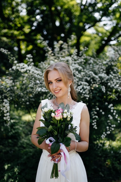 Mooi blondemeisje met lang haar in park.