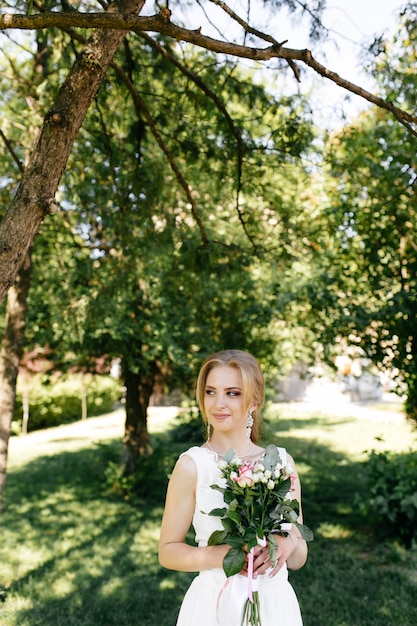 Mooi blondemeisje met lang haar in park.