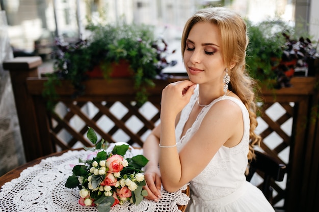 Gratis foto mooi blondemeisje met lang haar in park.