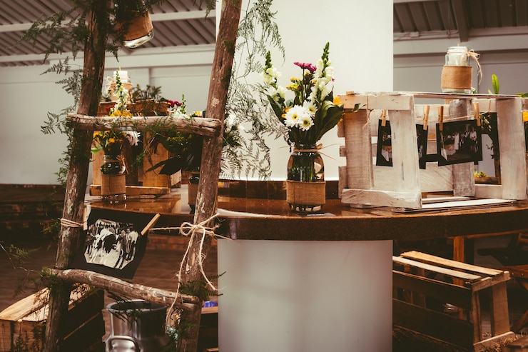 Gratis Foto mooi boeket bloemen op de houten tafel