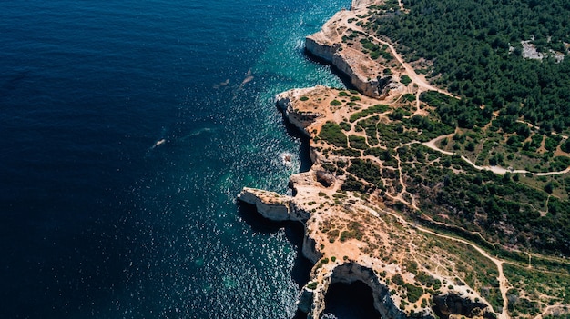 Mooi boven luchtfoto van de kust van de Algarve in Portugal.