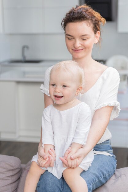 Mooi de babymeisje van de moederholding