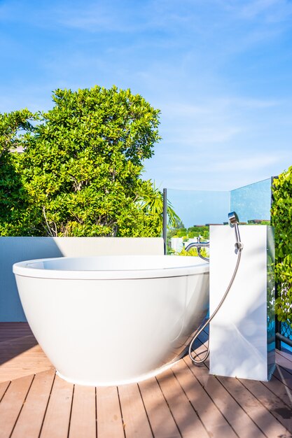 Mooi de decoratiebinnenland van het luxe wit bad van badkamers
