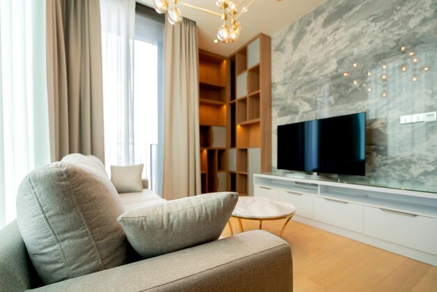 Mooi eigentijds modern design appartement met natuurlijk licht voor bir raam wit gordijn