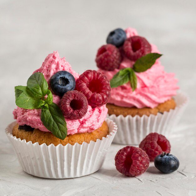 Mooi en heerlijk dessert aardbeienroom en fruit