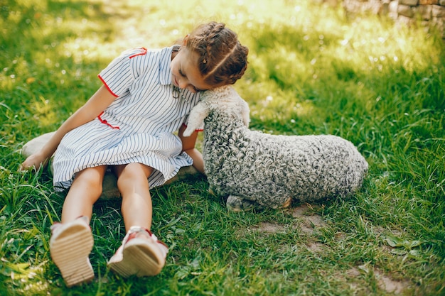 mooi en schattig meisje in blauwe jurken met mooie kapsels en make-up zitten