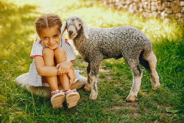 mooi en schattig meisje in blauwe jurken met mooie kapsels en make-up zitten