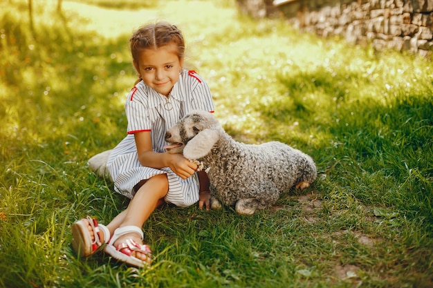 Mooi en schattig meisje in blauwe jurken met mooie kapsels en make-up zitten