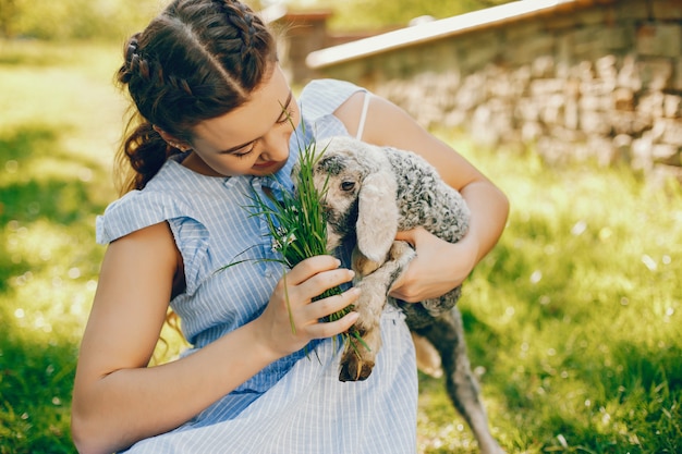 mooi en schattig meisje in blauwe jurken met mooie kapsels en make-up zitten