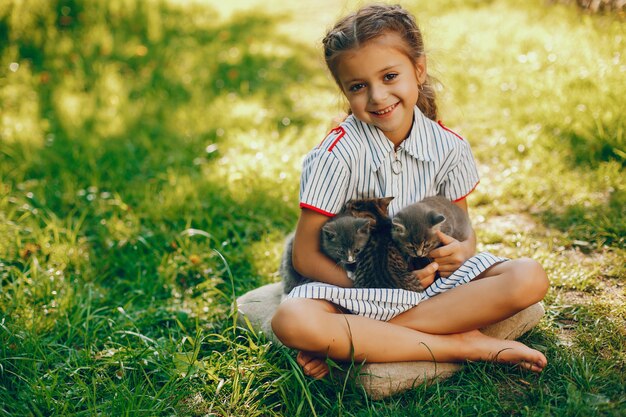 mooi en schattig meisje in blauwe jurken met mooie kapsels en make-up zitten