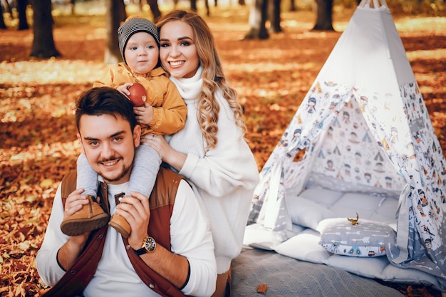 Gratis foto mooi en stijlvol gezin in een park