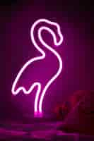 Gratis foto mooi flamingo-neonbord in slaapkamer