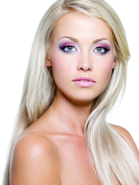 Mooi gezicht met verzadigde kleuren make-up en steil lang haar