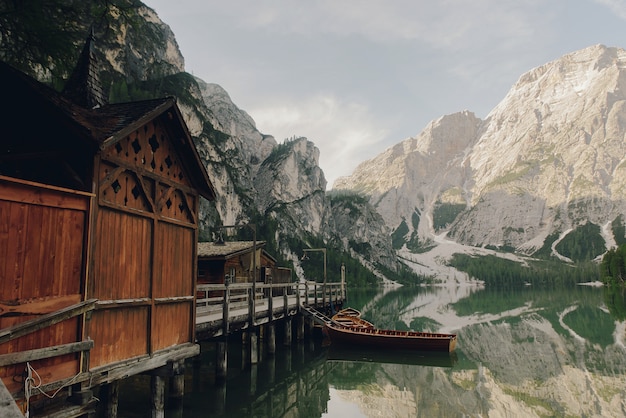 Mooi houten huis aan het meer ergens in de Italiaanse Dolomieten